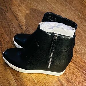 Sneaker boots